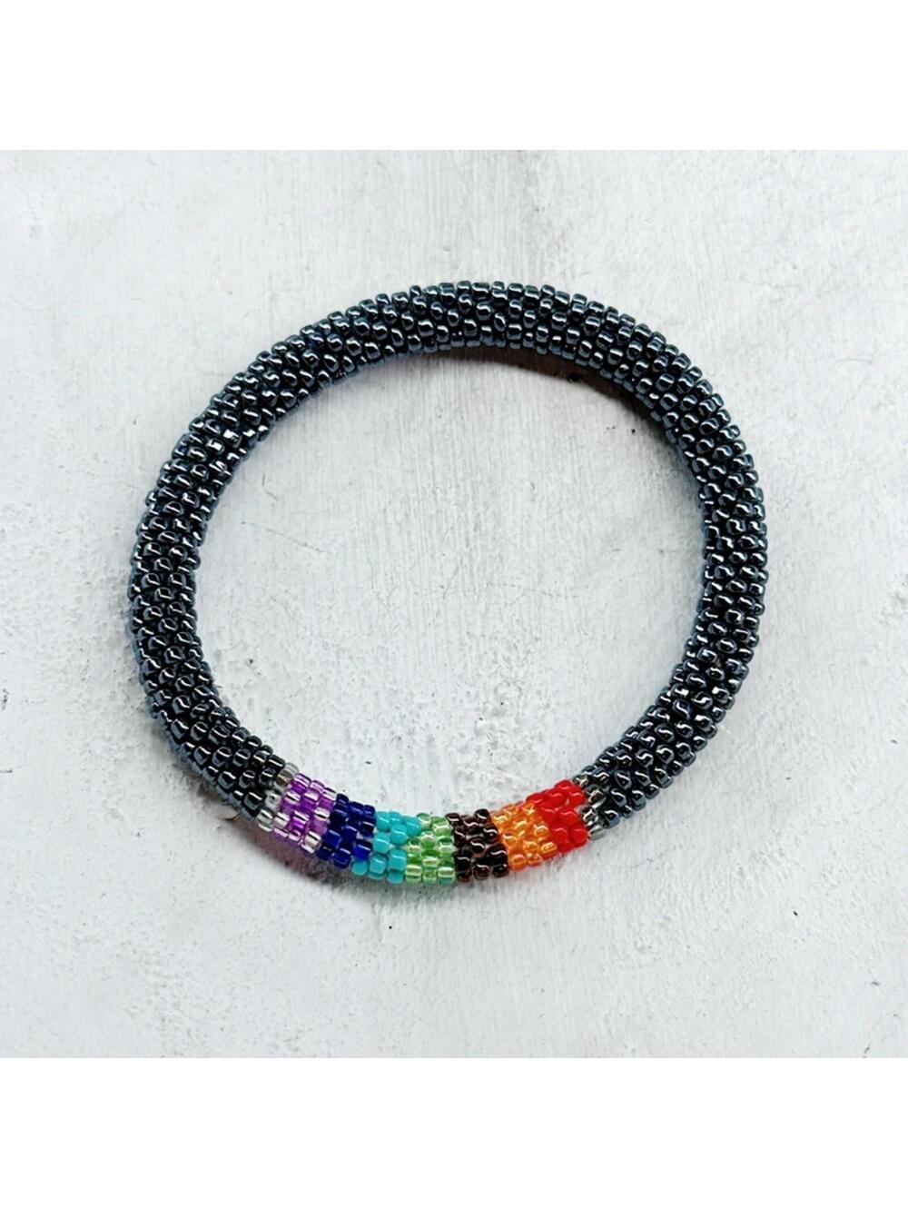 5220gc. Gray Seed Bead Bracelet Rainbow